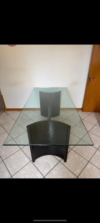 Tavolo da pranzo in vetro dal design moderno