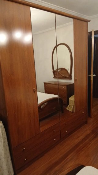 Mueble de madera con espejo
