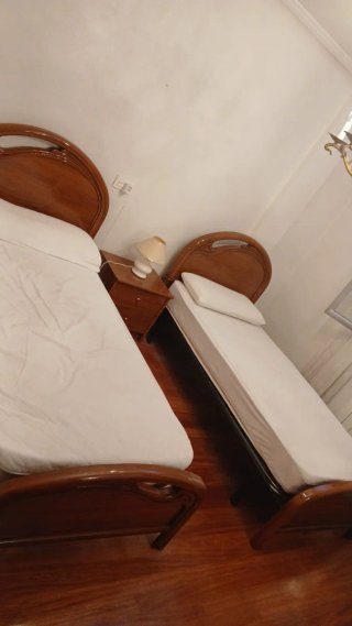 Mueble de madera con espejo