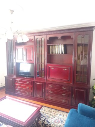Mueble de madera con espejo