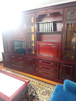 Mueble de madera con espejo
