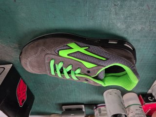 Zapato de seguridad U-Power gris y verde.