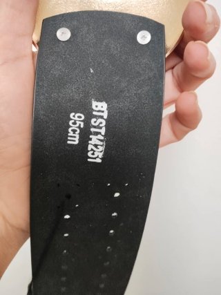 Cinturón negro con tachuelas doradas y hebilla