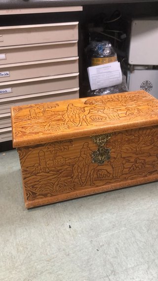 Baúl de madera tallado
