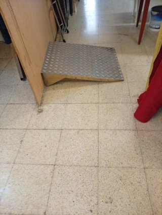 Rampa metálica para accesibilidad
