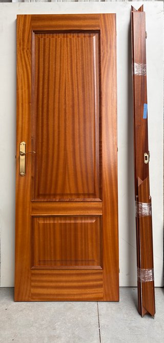 Puerta madera maciza con cristal