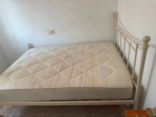 Cama de matrimonio beige y blanca