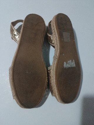 Sandalias doradas con purpurina