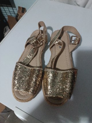 Sandalias doradas con purpurina