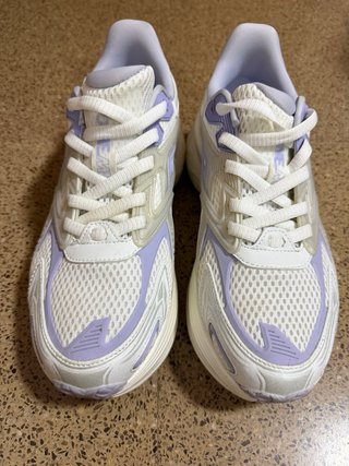 Deportivas running one mix blancas y moradas