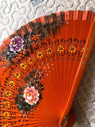 Abanico naranja con flores pintadas