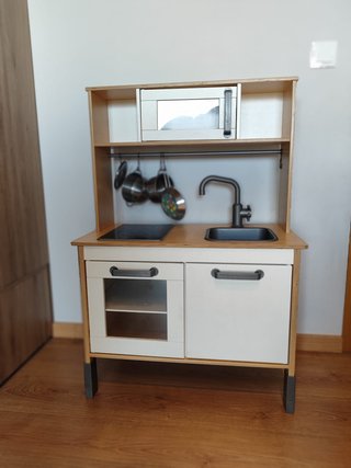 Mercato e cucina in legno per bambini