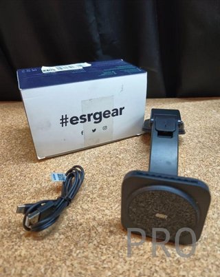 Caricabatterie Wireless Magnetico HaloLock ESR per cruscotto, compatibile con MagSafe, supporto per cruscotto compatibile con iPhone 15/15 Plus/15 Pro/15 Pro Max e iPhone 14/13/12, Nero
