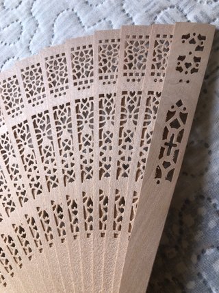 Abanico de madera beige calado