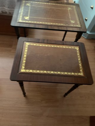 Juego de 3 mesas auxiliares de madera y piel