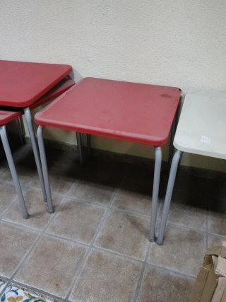 Mesas de plástico para terraza (beige y roja)