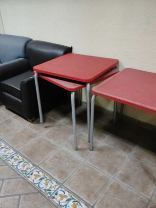 Mesas de plástico para terraza (beige y roja)