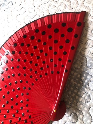 Abanico rojo con lunares negros