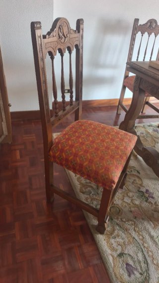 Silla de madera tallada con asiento estampado