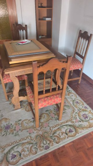 Silla de madera tallada con asiento estampado