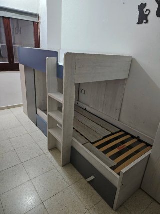 Cama alta con armario y cajón