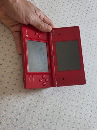Nintendo DS i Roja con pegatina Mario