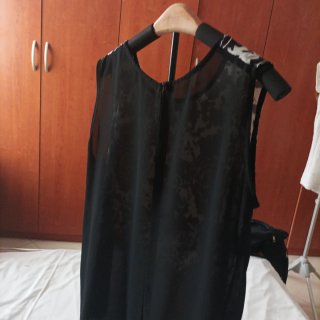 Top donna elegante con spalline larghe