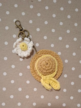 Llavero Crochet Sombrero y Flor