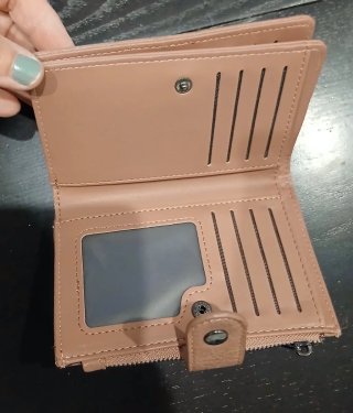 Cartera rosa nude con cierre y botón