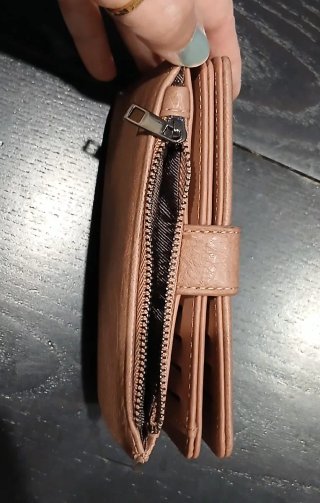 Cartera rosa nude con cierre y botón