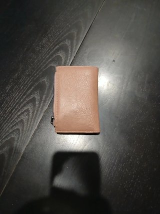 Cartera rosa nude con cierre y botón