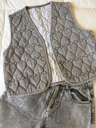 Conjunto niña chaleco y pantalón vaquero