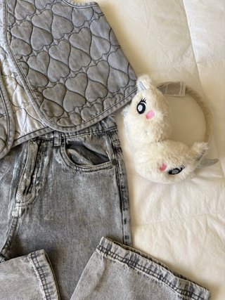 Conjunto niña chaleco y pantalón vaquero