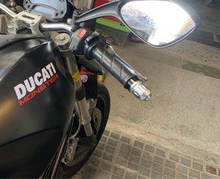 Ducati Monster 696 Negra y Plata