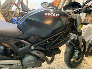 Ducati Monster 696 Negra y Plata