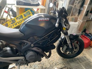Ducati Monster 696 Negra y Plata