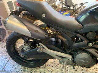 Ducati Monster 696 Negra y Plata