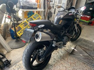 Ducati Monster 696 Negra y Plata