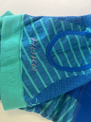 Mallas deportivas azules y verdes