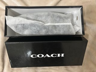 Sandalias Coach Negras con Detalles Dorados
