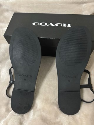 Sandalias Coach Negras con Detalles Dorados