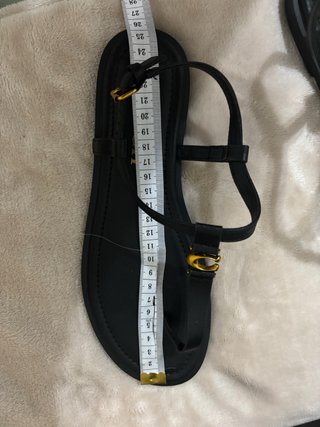 Sandalias Coach Negras con Detalles Dorados