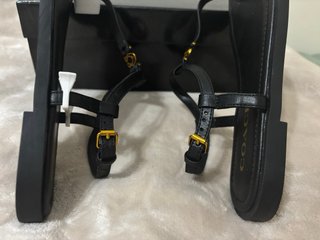 Sandalias Coach Negras con Detalles Dorados