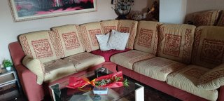 Sofá rinconera beige y rojo