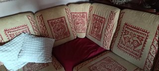 Sofá rinconera beige y rojo