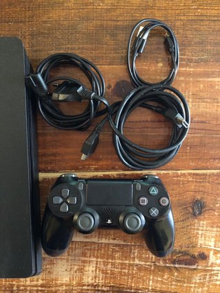 Consola PS4 Slim 500GB + Mando y Cables