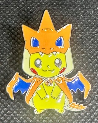 Spilla Pikachu Charizard smaltata Pokemon