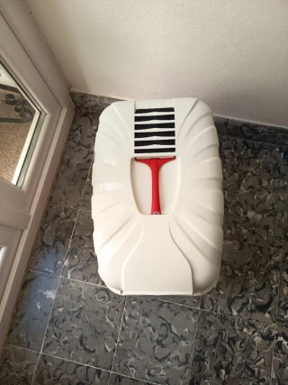 Arenero para gatos blanco y rojo nuevo,sin usar