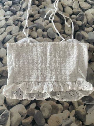 Top blanco con volantes y tirantes