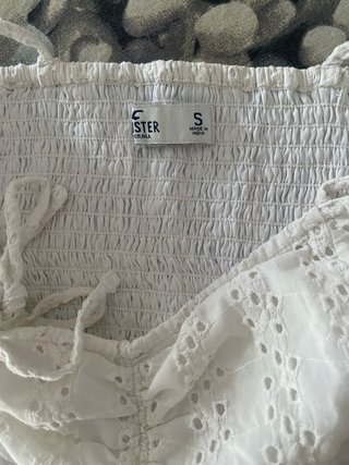 Top blanco con volantes y tirantes